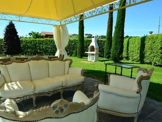 Gorgeous Holiday Home in Montecarlo With Swimming Pool - Dış Mekan