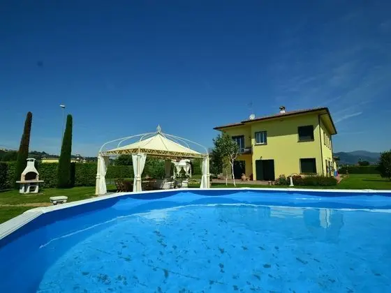 Gorgeous Holiday Home in Montecarlo With Swimming Pool - Havuz