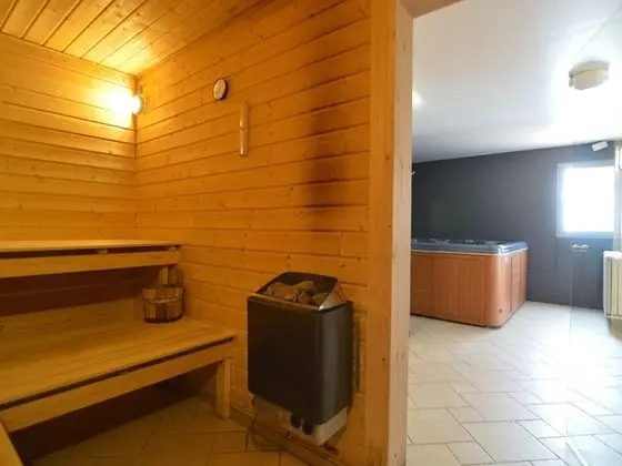 Gorgeous Holiday Home in Waimes With In-house Theatre & Pool - Spa