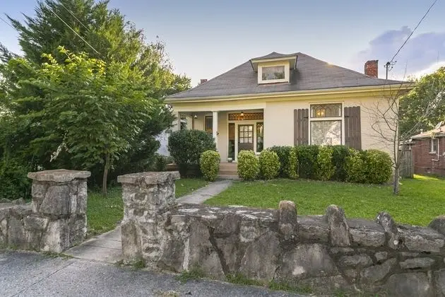 Gorgeous Home 7 Min to Dtwn + Walk to The Pharmacy - Dış Mekan