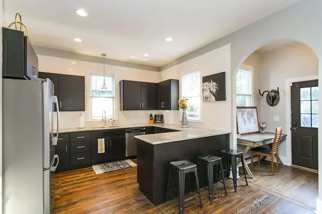 Gorgeous Home 7 Min to Dtwn + Walk to The Pharmacy - Mutfak