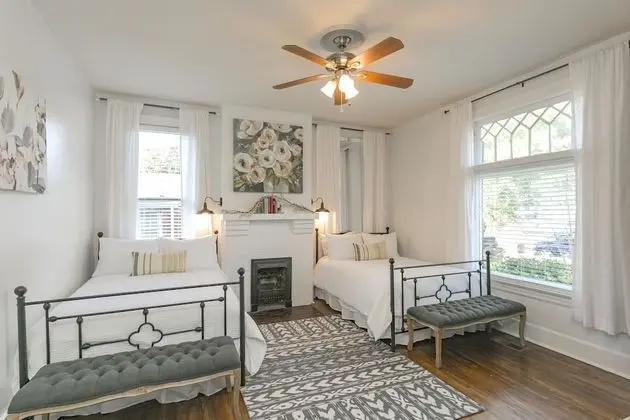 Gorgeous Home 7 Min to Dtwn + Walk to The Pharmacy - Oda