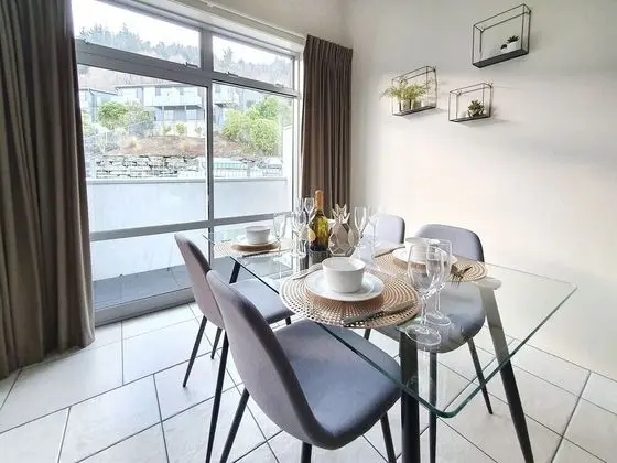 Gorgeous Lake & Mountain View Apartment - Oda Düzeni