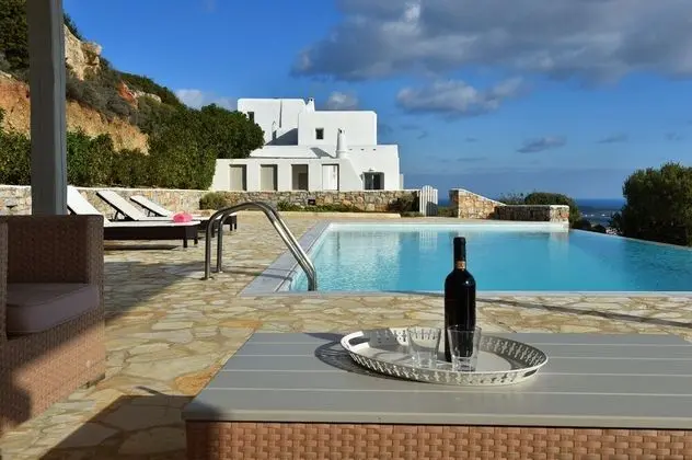 Gorgeous pool villa, stunning sea views, helipad by VillaRentalsgr - Havuz