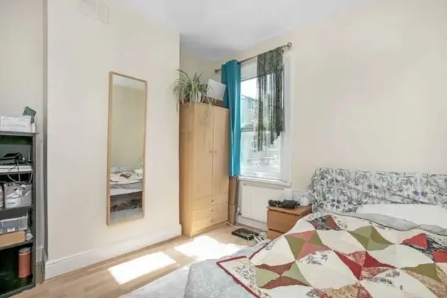 Gorgeous Refurbished 2 Bedroom Apartment With Garden