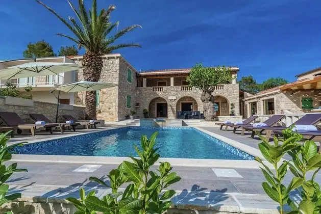 Gorgeous Villa in Sukosan With Sauna & Pool