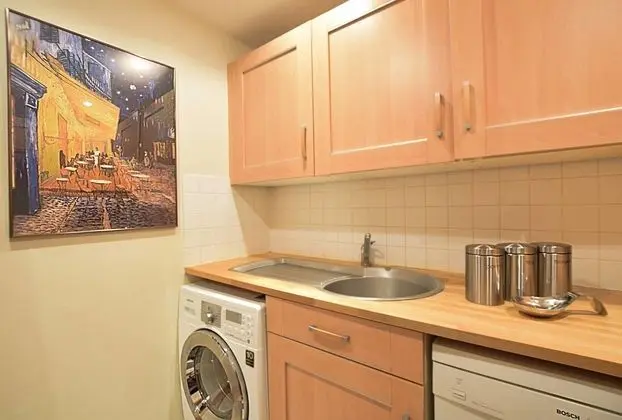 Gorgeous Two Bedroom Apartment With Castle Views - İç Mekan