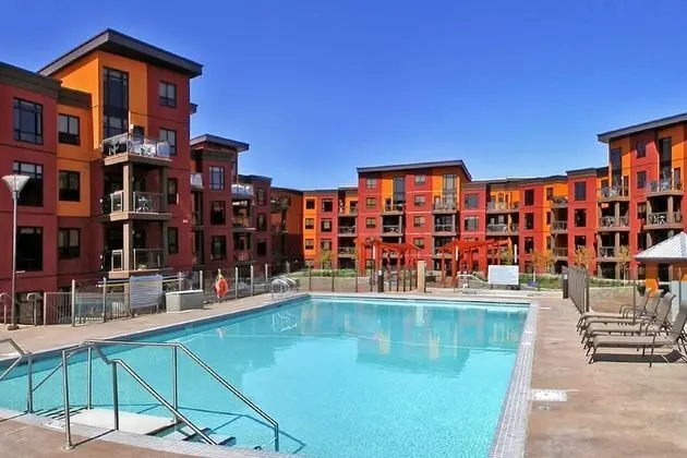 Gorgeous Two Bedroom Two Bath Plus Den by Elevator #249