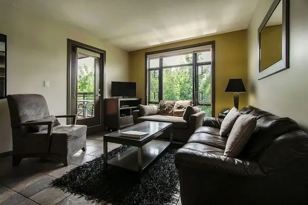 Gorgeous Two Bedroom Two Bath Plus Den by Elevator #249 - Oda Düzeni