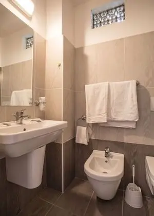 Goroomgo Brlux International Agra - Banyo Tipleri