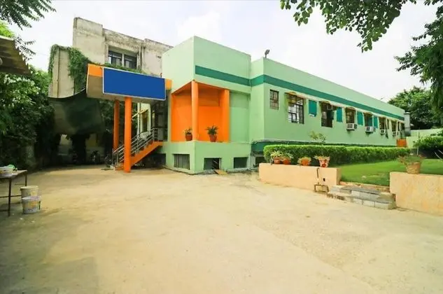 Goroomgo Brlux International Agra - Dış Mekan