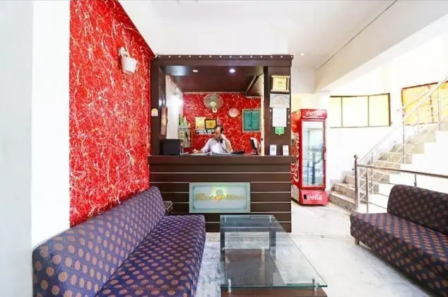 Goroomgo Brlux International Agra - İç Mekan