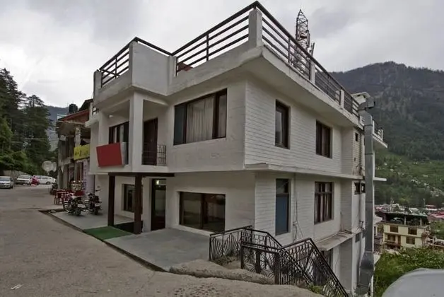 Goroomgo Elena Aastha Regency Manali