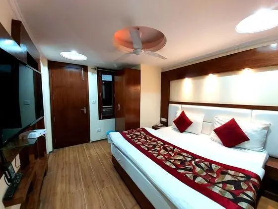 Goroomgo Luxury Moon Nainital