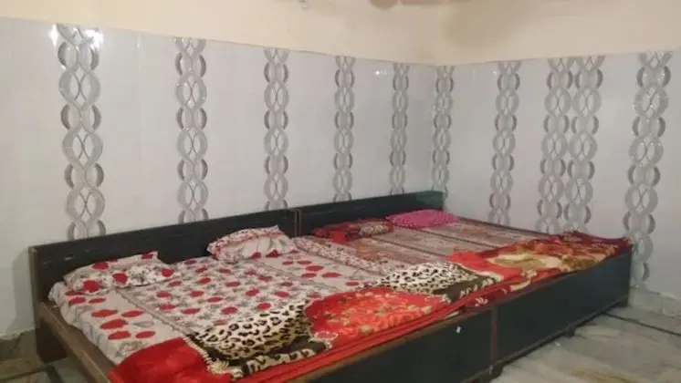 Goroomgo Maatu Shri Guest House Mathura - Oda