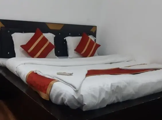 Goroomgo Madhu Palace Katra