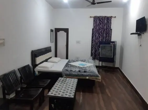 Goroomgo Madhu Palace Katra - Oda