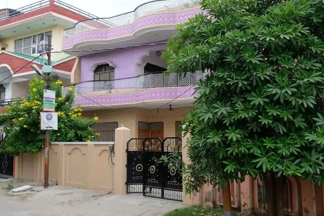 Goroomgo Purple Lotus Varanasi