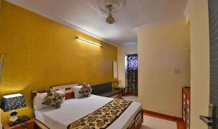 Goroomgo Revoli Amritsar