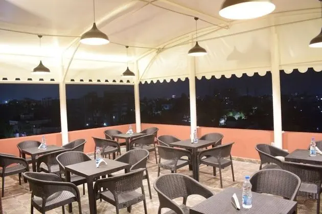 Goroomgo Royal Crown Puri - Yerinde Yemek