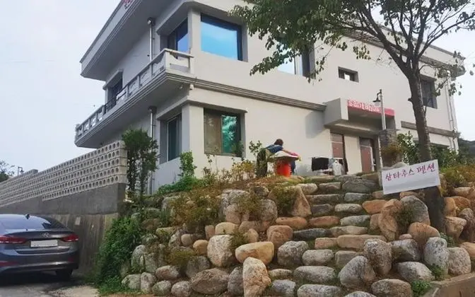 Goseong Santahus Pension