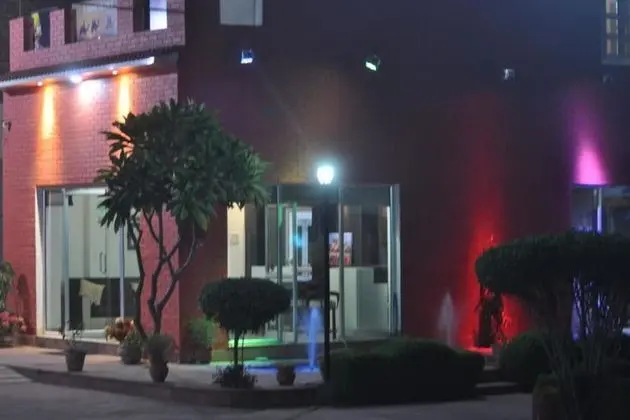 Hotel Goverdhan Tourist Complex - Dış Mekan