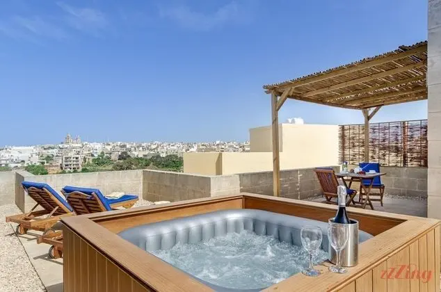 Gozo PH w Private Rooftop Jacuzzi Terrace Views