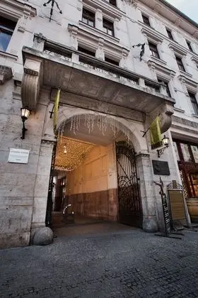 HOTEL GOZSDU COURT - Dış Mekan