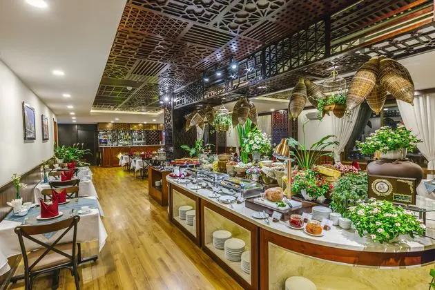 Gracy R&J (Lotus Central Hotel)