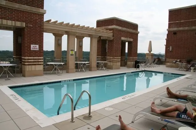Gramercy by Executive Apartments - Havuz