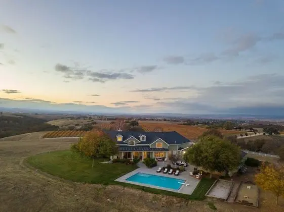 Granada by Avantstay - Secluded Estate w/ Vineyard Views & Pool - İç Mekan