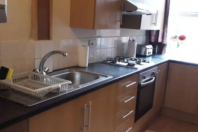 Grand 3-bed Quasi Semi House in Manchester - Mutfak