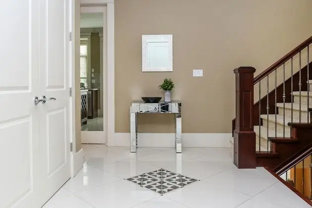 Grand 4 Bedroom Vacation House near Vancouver Downtown - Lobi