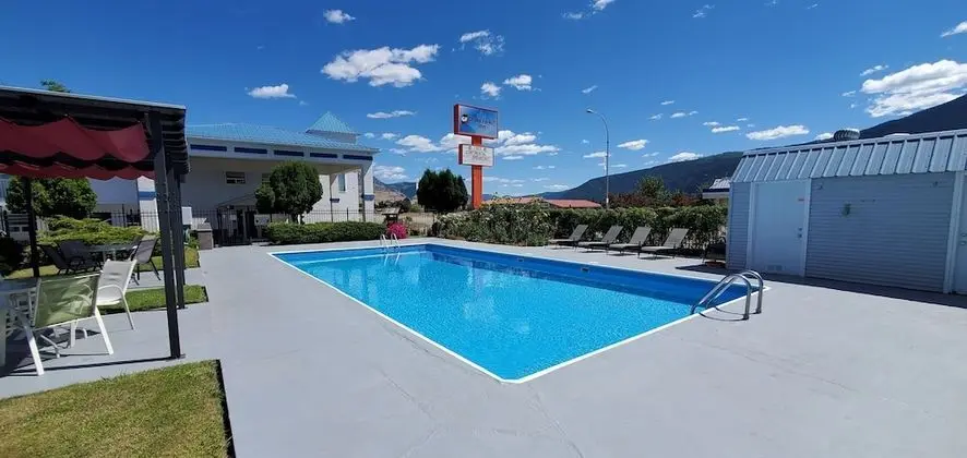 Grand Forks Inn - Havuz