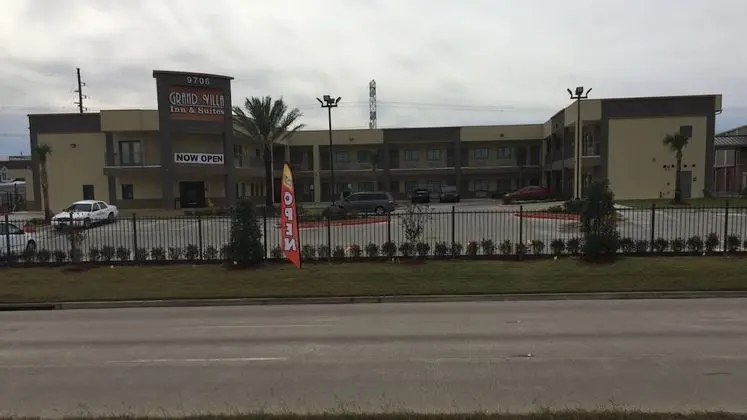 Grand Villa Inn & Suites - Humble