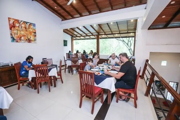 Grand Kalundawa - Dambulla's Hidden Secret - Yerinde Yemek