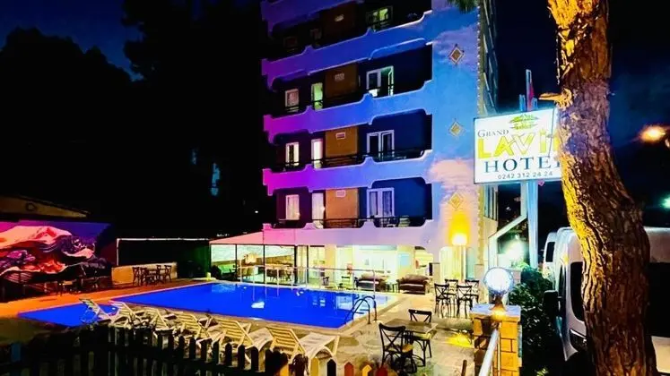 Grand Lavin Hotel - Gece Görünümü