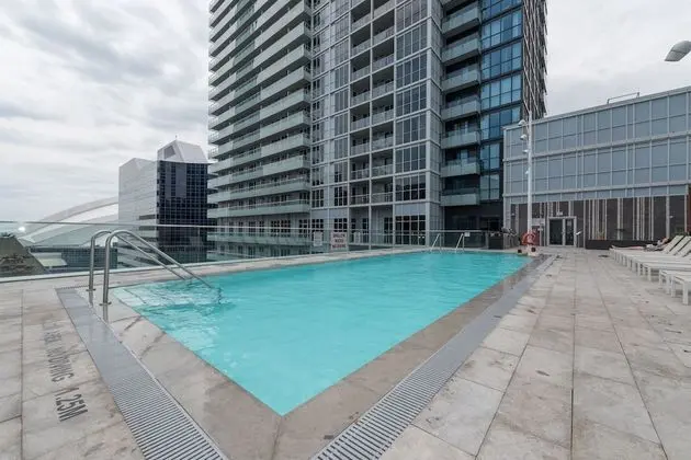 Grand Royal Condos - CN Tower - Havuz