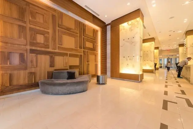 Grand Royal Condos - CN Tower - Lobi
