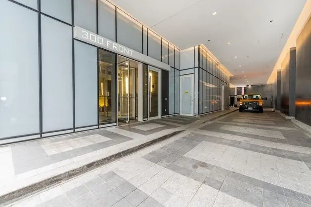 Grand Royal Condos - CN Tower - Oda