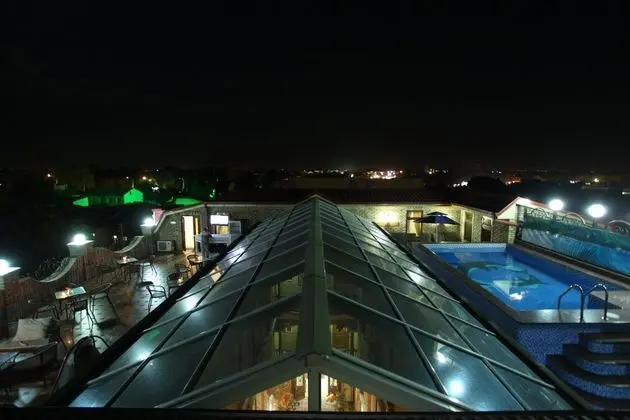 Hotel Grand Samarkand Superior B - Havuz