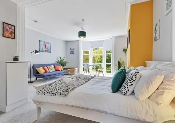 Grand Studio View - Large City Centre Studio Apartment
