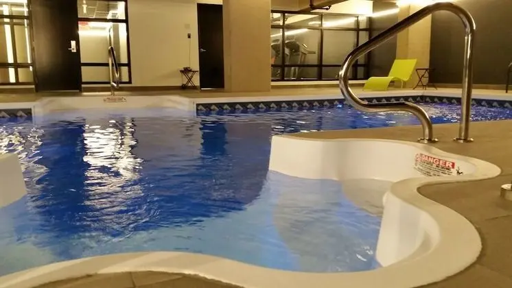 Grand Times Hotel Drummondville - Havuz
