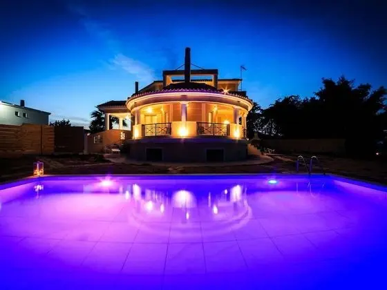 Grand Villa on top of a Hill With Endless bay Views, Private Pool, South Coast