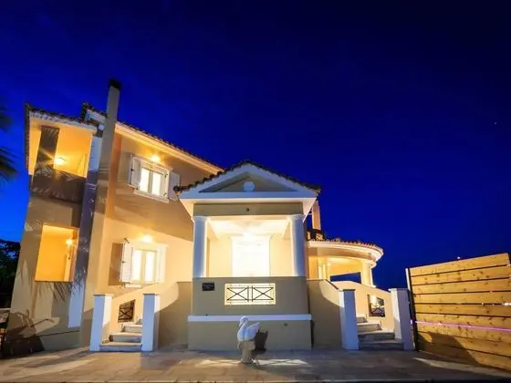 Grand Villa on top of a Hill With Endless bay Views, Private Pool, South Coast - Dış Mekan