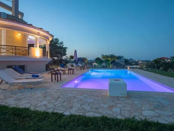 Grand Villa on top of a Hill With Endless bay Views, Private Pool, South Coast - Havuz