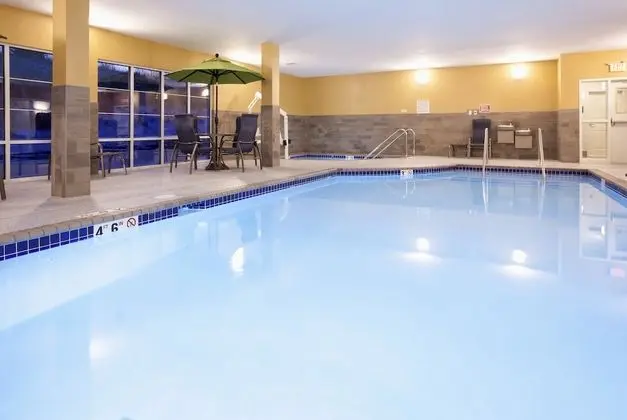 GrandStay Cannon Falls - Havuz