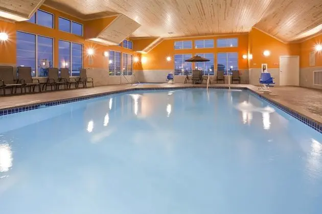 Grandstay Hotel And Suites Morris - Havuz