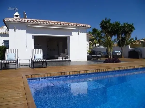 Great Beach Side Villa – Semi Heated Pool - Dış Mekan