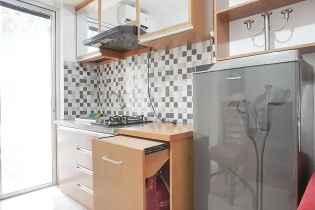 Great Location And Comfy 2Br At Bassura City Apartment - Mutfak